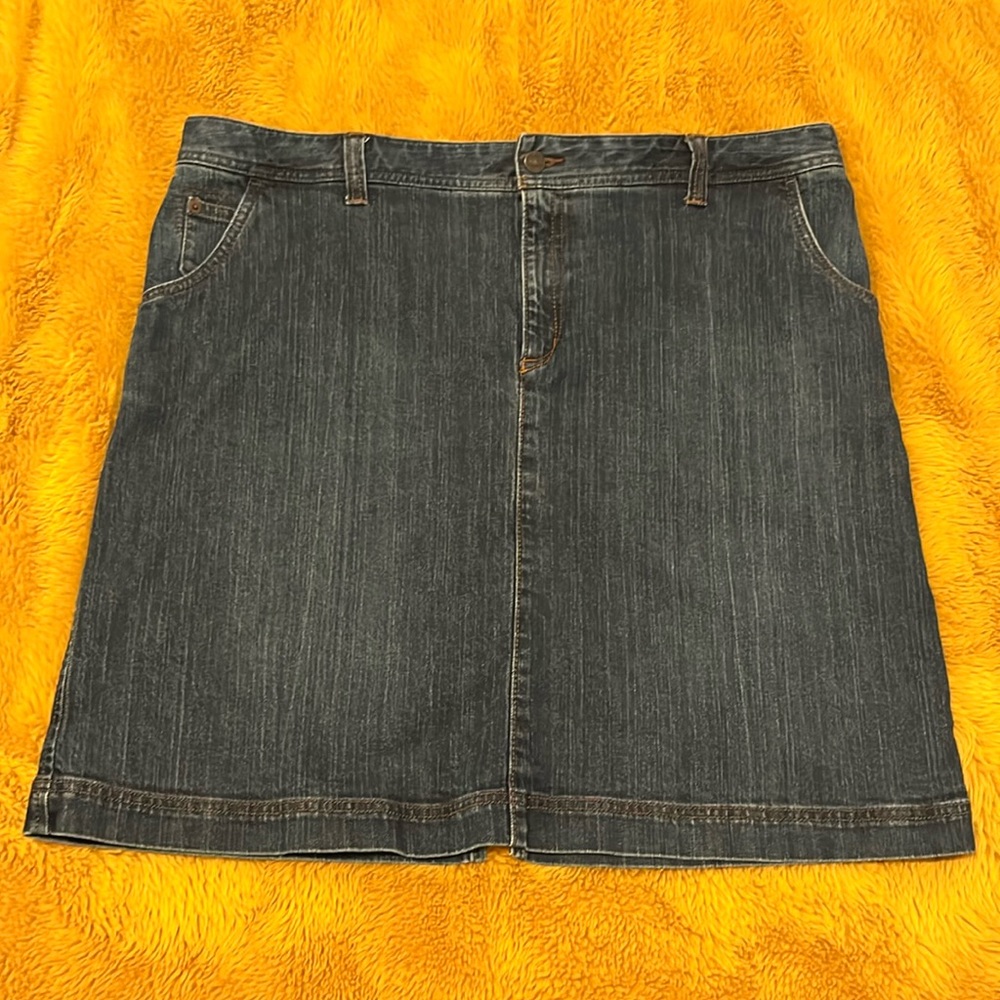 Eddie Bauer Dark Wash Denim Skirt w/front pockets and back flap pockets EUC